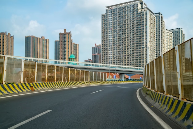 vista de carretera y ciudad