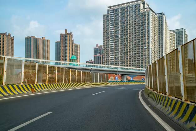 vista de carretera y ciudad