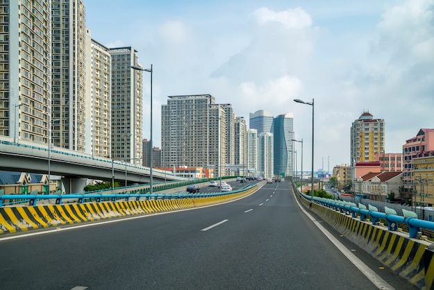 vista de carretera y ciudad