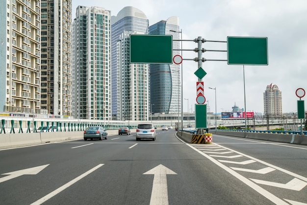 vista de carretera y ciudad