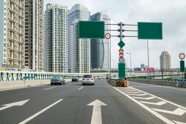 vista de carretera y ciudad