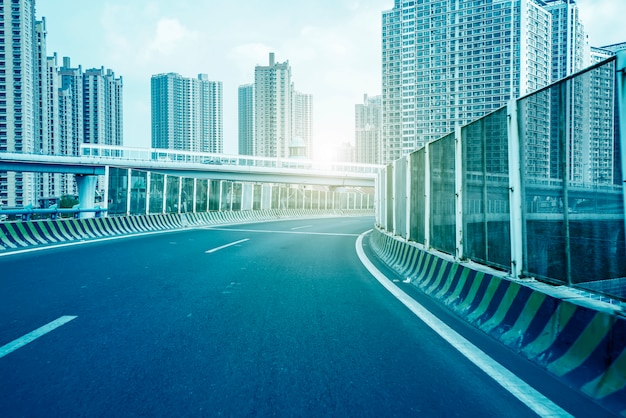 vista de carretera y ciudad