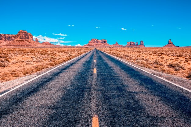 Vista desde la carretera escénica estadounidense hasta Monument Valley Park en Utah