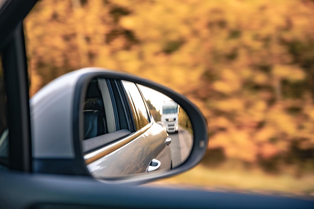 Foto gratuita la vista de la carretera en el espejo retrovisor de los coches