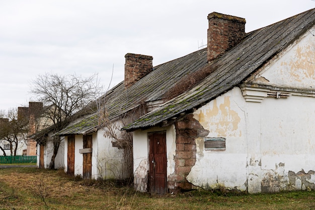 Foto gratuita vista de la casa abandonada y decadente en la naturaleza