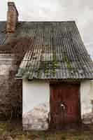 Foto gratuita vista de la casa abandonada y decadente en la naturaleza