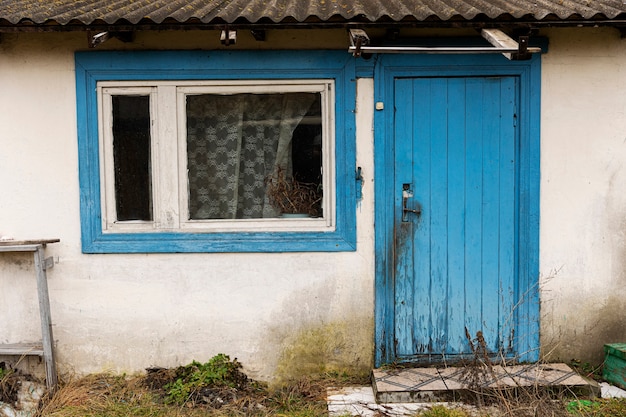 Foto gratuita vista de la casa abandonada y decadente en la naturaleza