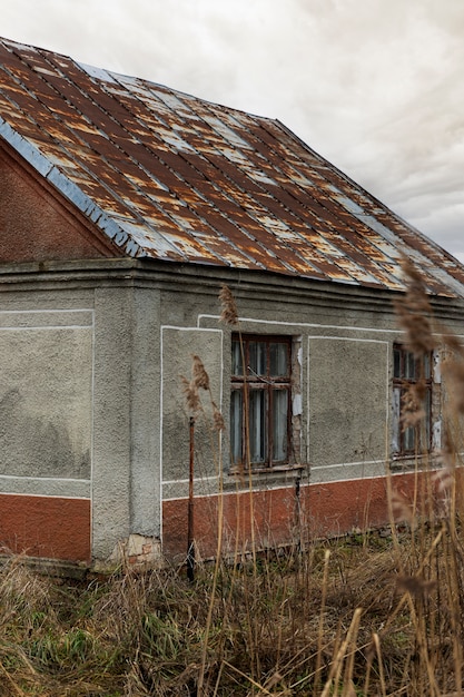 Vista de la casa abandonada y decadente en la naturaleza