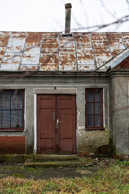 Foto gratuita vista de la casa abandonada y decadente en la naturaleza