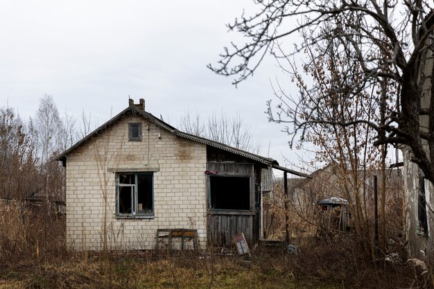 Vista de la casa abandonada y decadente en la naturaleza