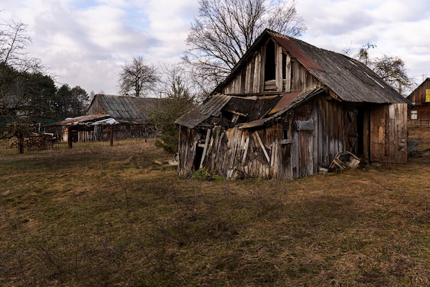 Foto gratuita vista de la casa abandonada y en descomposición en la naturaleza