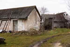 Foto gratuita vista de la casa abandonada y en descomposición en la naturaleza