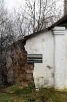 Foto gratuita vista de la casa abandonada y en descomposición en la naturaleza