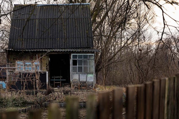 Vista de la casa vieja y abandonada en la naturaleza