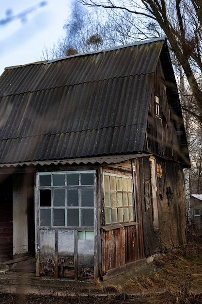 Vista de la casa vieja y abandonada en la naturaleza