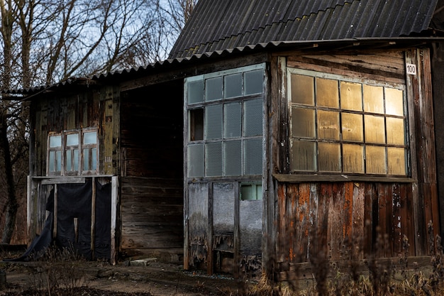 Vista de la casa vieja y abandonada en la naturaleza