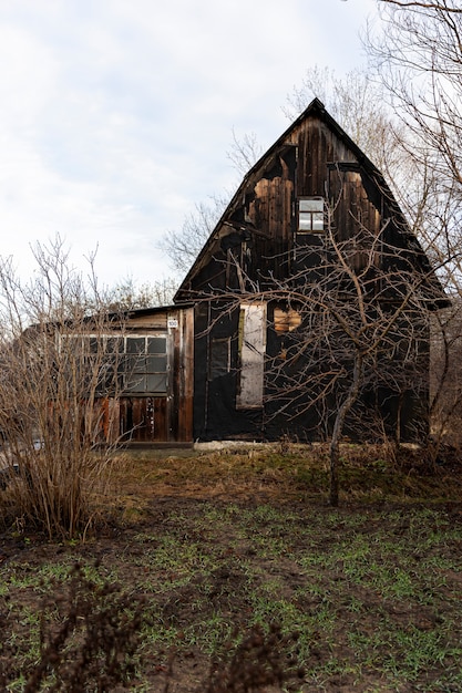 Vista de la casa vieja y abandonada en la naturaleza