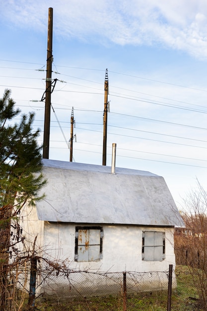 Foto gratuita vista de la casa vieja y abandonada en la naturaleza