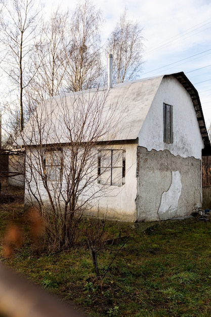 Vista de la casa vieja y abandonada en la naturaleza