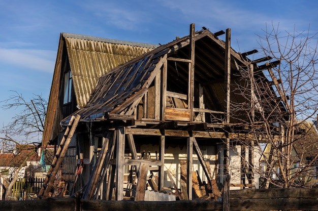 Vista de la casa vieja y abandonada en la naturaleza