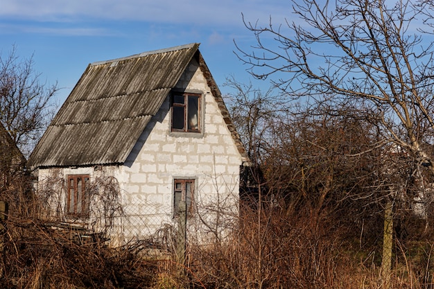 Foto gratuita vista de la casa vieja y abandonada en la naturaleza