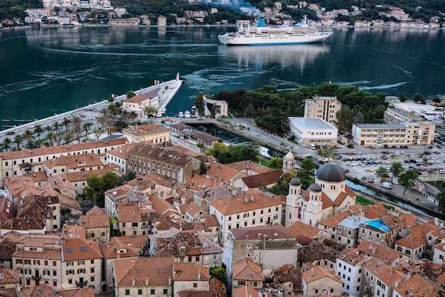 Foto gratuita vista del casco antiguo de la bahía de kotor desde la montaña lovcen