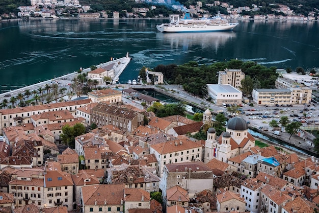 Vista del casco antiguo de la bahía de Kotor desde la montaña Lovcen