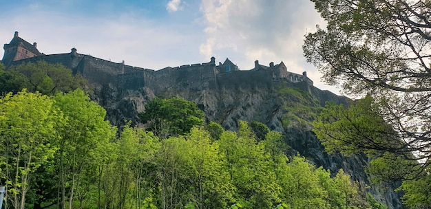 Vista del Castillo de Edimburgo. Verdor. Reino Unido, Escocia