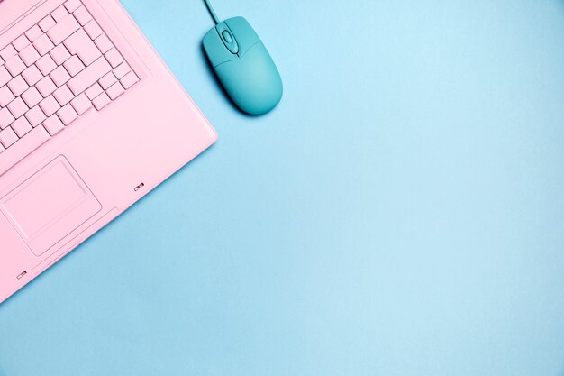 Vista cenital de teclado rosa con copyspace