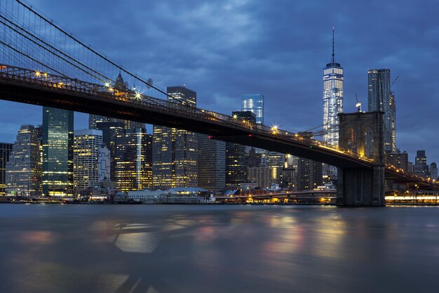 Vista del centro de Manhattan de Nueva York al anochecer con el Puente de Brooklyn.