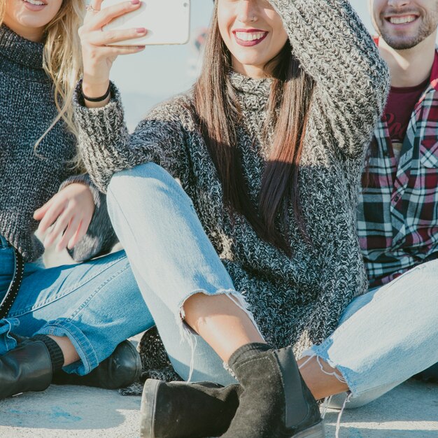 Vista de cerca de amigos haciendo selfie