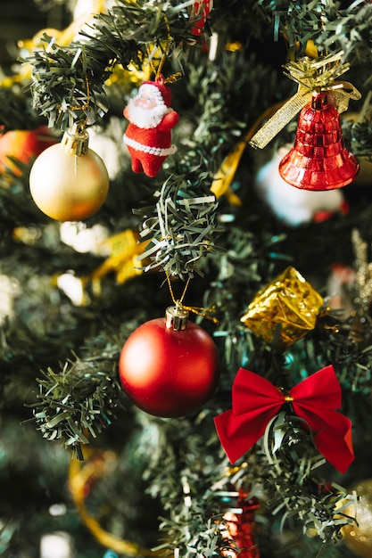 Vista de cerca de árbol de navidad decorativo