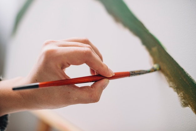 Vista de cerca de artista pintando