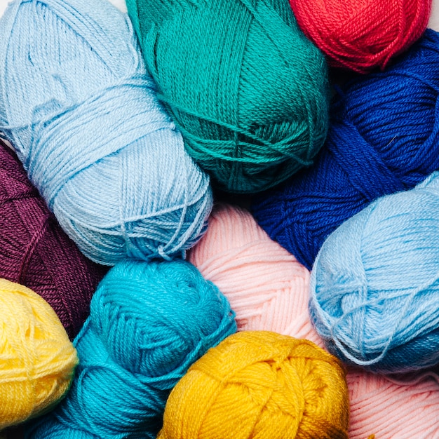 Vista de cerca de bolas de lana en diferentes colores