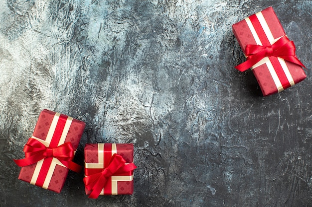 Vista de cerca de cajas de regalo bellamente empaquetadas para seres queridos en la mesa oscura