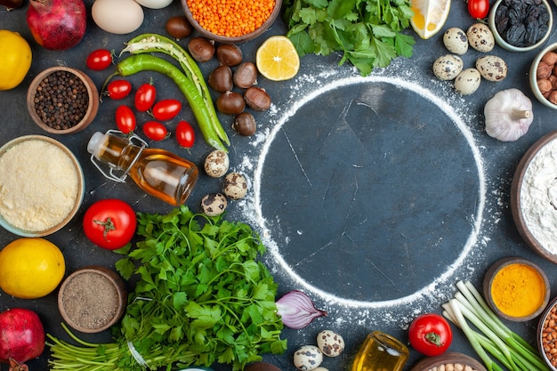 Foto gratuita vista de cerca de la cena cocinando con huevos verduras frescas especias huevos botella de aceite caído paquetes verdes botella de aceite caído