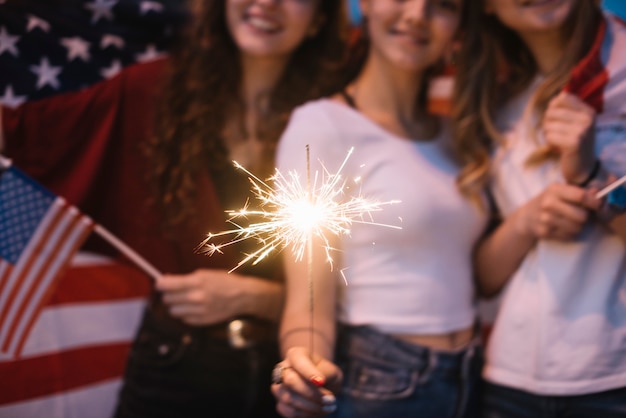 Foto gratuita vista de cerca de chicas celebrando el día de la independencia con bengala