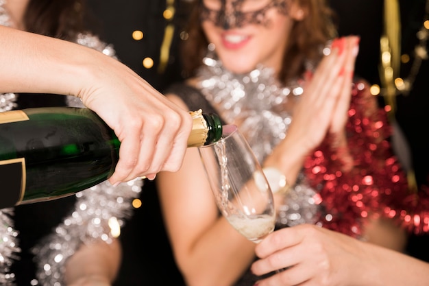 Foto gratuita vista de cerca de chicas con champán en fiesta de año nuevo