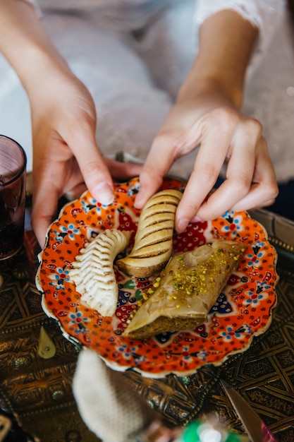 Foto gratuita vista de cerca de comida y té arabe