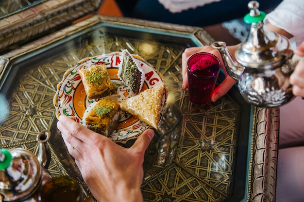 Vista de cerca de comida y té arabe