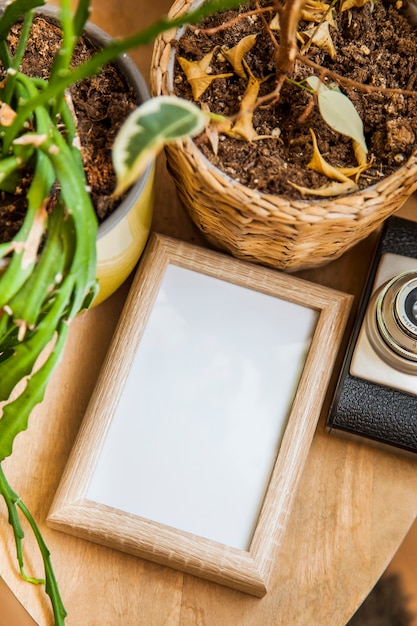 Foto gratuita vista de cerca de decoración floral de mesa con marco