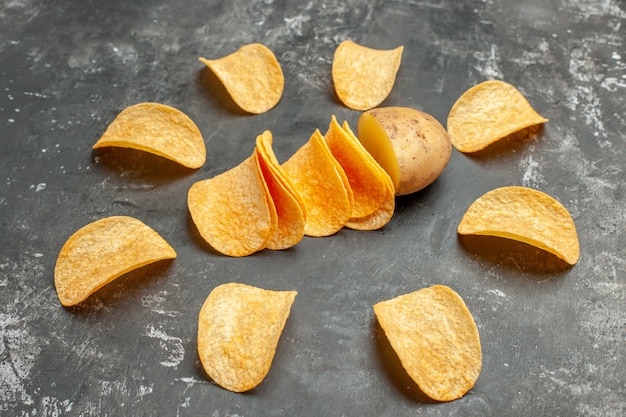 Vista de cerca de deliciosas papas fritas caseras en mesa gris