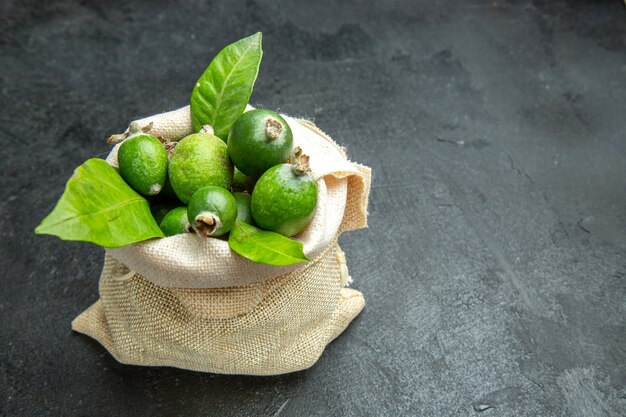 Vista de cerca de feijoas verdes frescas naturales en una bolsa blanca