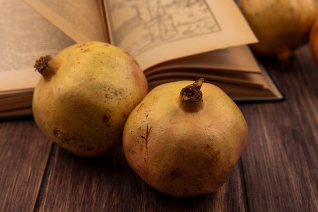 Vista de cerca de granadas ricas en vitaminas aisladas sobre una superficie de madera