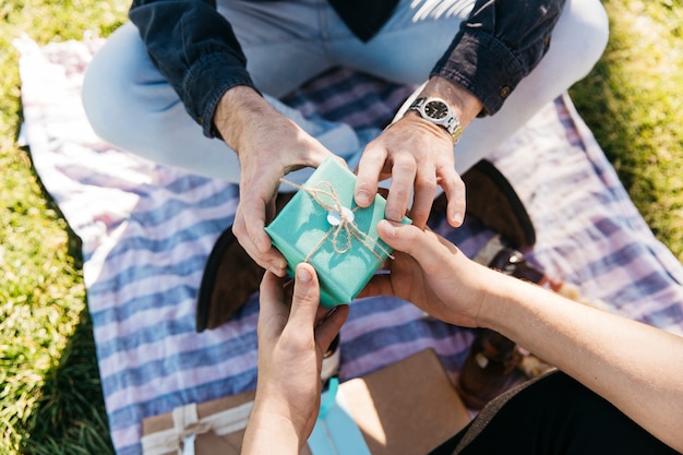 Foto gratuita vista de cerca de hijo dando regalo a padre