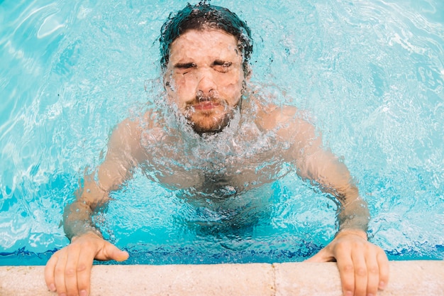 Vista de cerca de hombre en borde de piscina