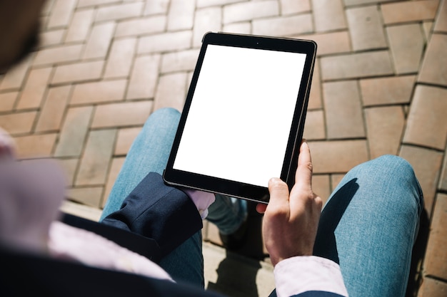 Vista de cerca de hombre de negocios usando tableta al aire libre