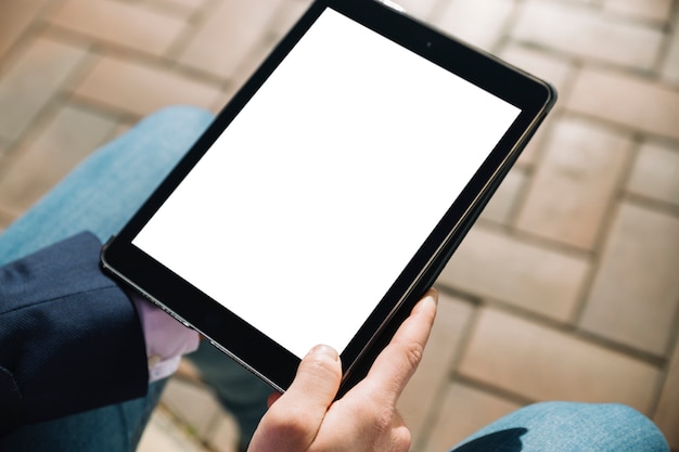 Vista de cerca de hombre de negocios usando tableta al aire libre