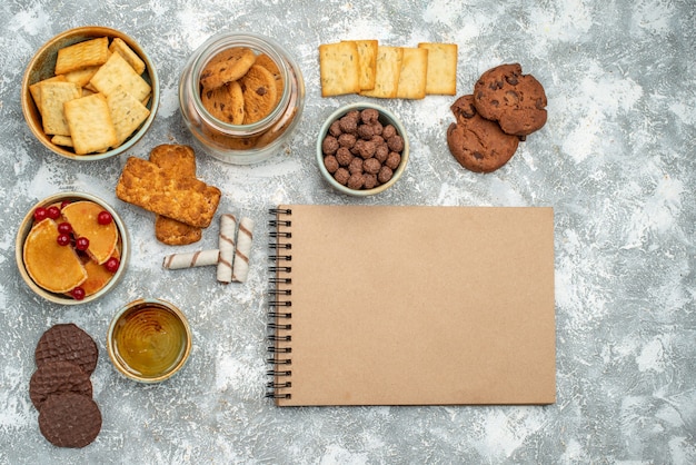 Vista de cerca de la hora del desayuno con galletas de chocolate bisquits y miel en azul