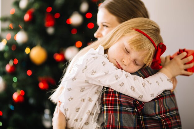 Vista de cerca de madre e hija abrazándose